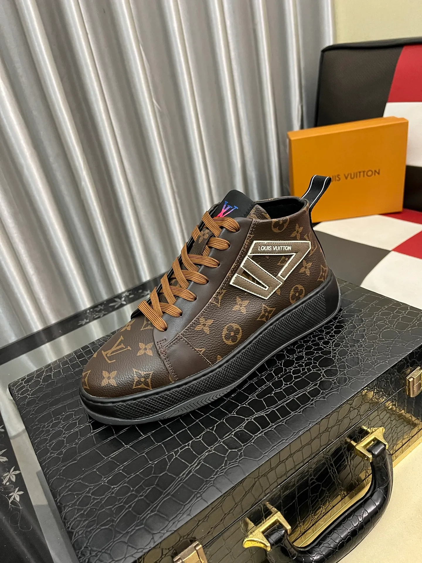 Men's shoes 💰: 438⌚️⌚️《Louis vuitton/LV Louis Vuitton》original quality.~ Unique modern style sneakers. 🏃A must-have casual shoe for trendy men😍😍 Original brand imported from Italy, imported original leather, cowhide lining (refuses to discolor and grind feet) sole: original sole provided by the original factory, French lazy style design ⚠️Fit to the feet, original quality, super comfortable original sole. Code number: 38-443️⃣Colors available